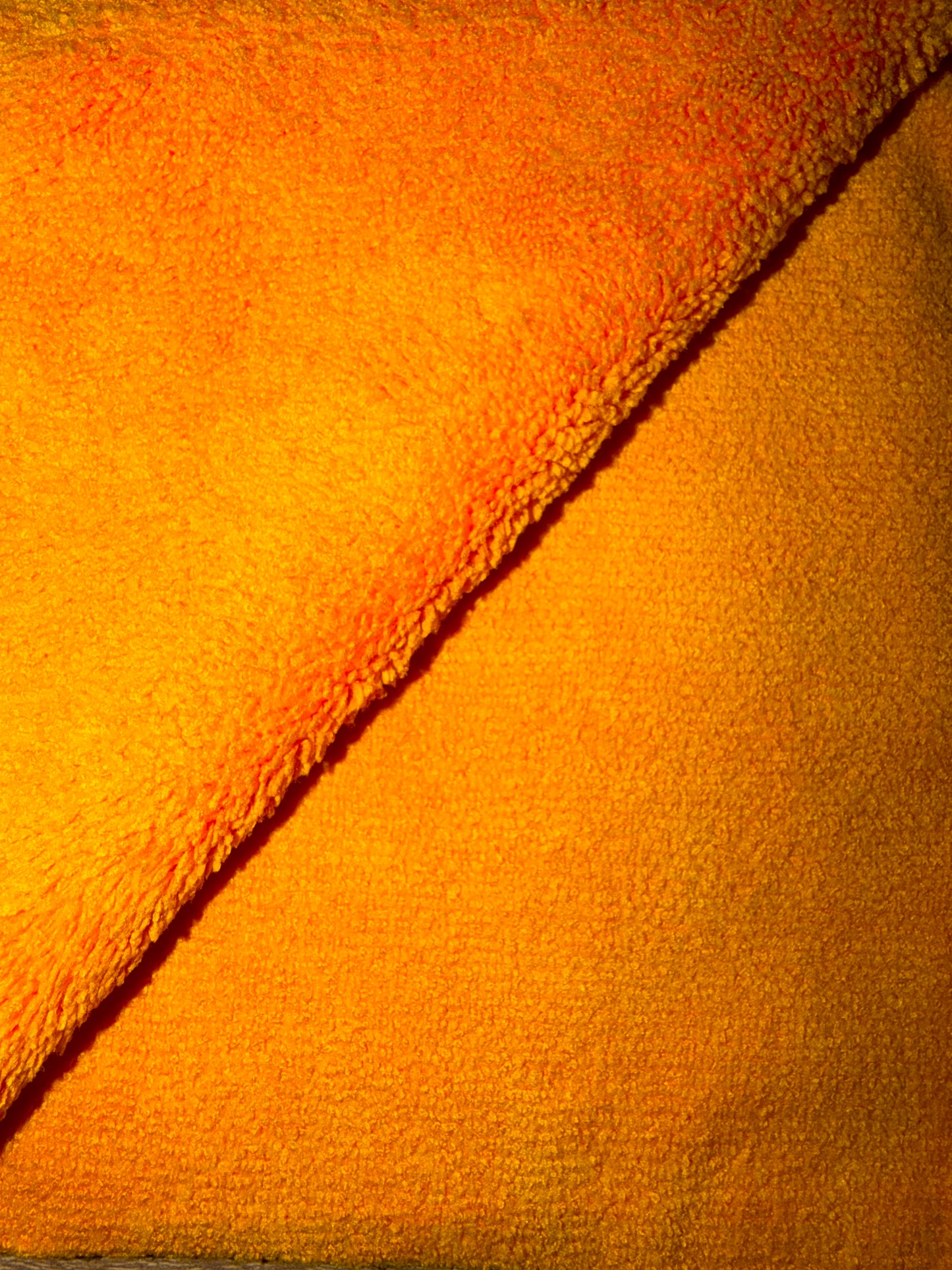 Mikrošķiedras dvieļi/lupatiņas. Lāzergrieztas malas – neskrāpē virsmu. Ideāli auto salonam, virsbūvei un metāla pulēšanai.