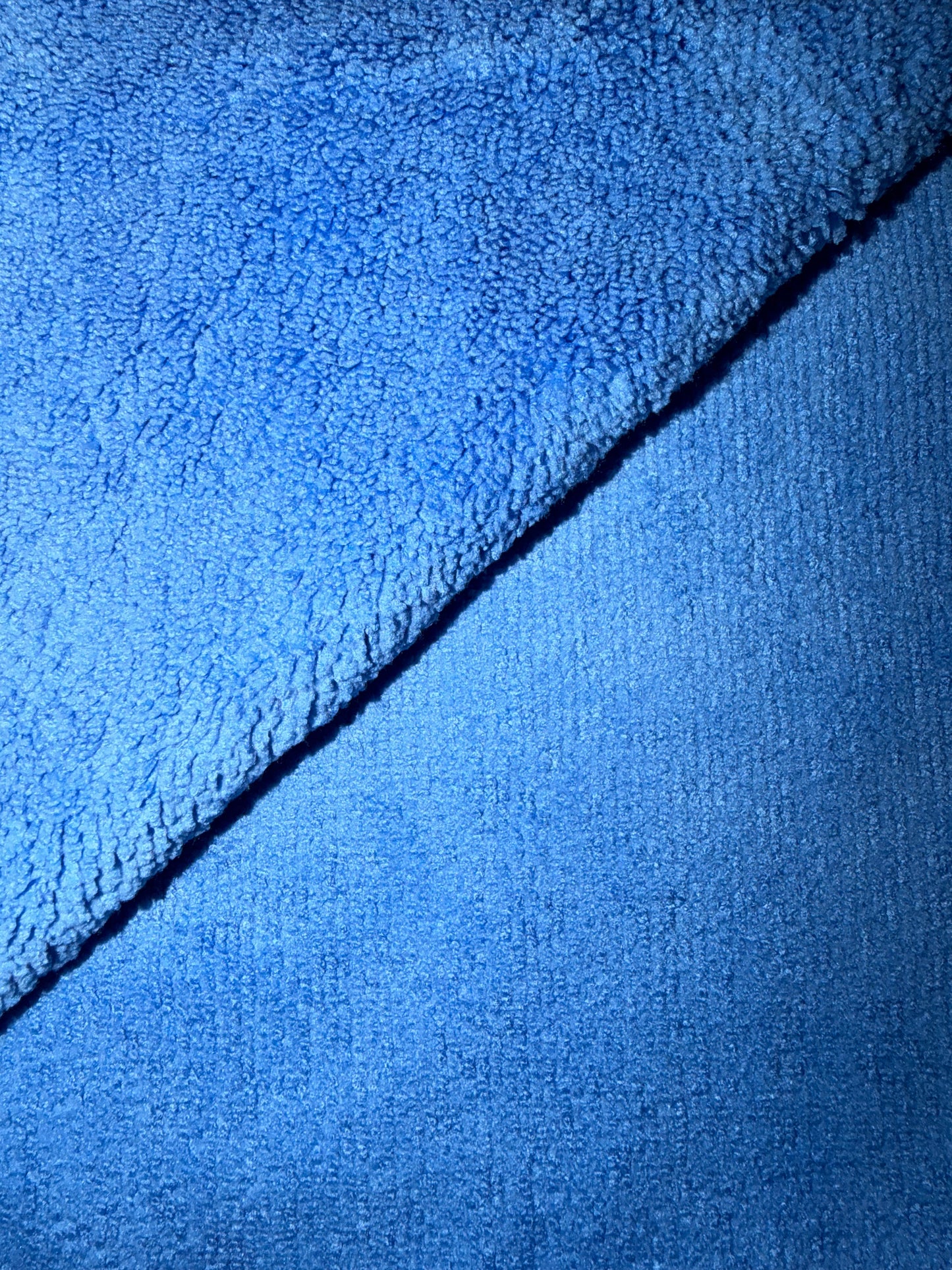 Mikrošķiedras dvieļi/lupatiņas. Lāzergrieztas malas – neskrāpē virsmu. Ideāli auto salonam, virsbūvei un metāla pulēšanai.